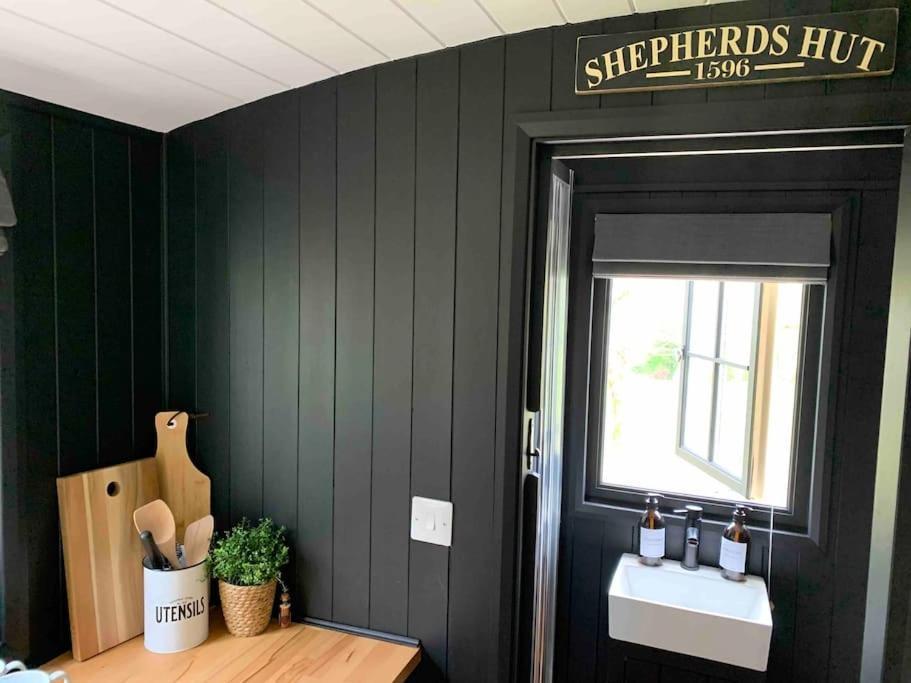 Cornwall Woodland Shepherd'S Hut - Dennis Hut Bodmin Exterior photo
